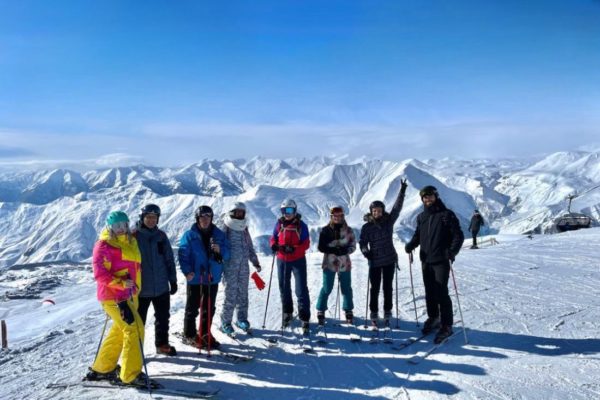 Slnečné lyžiarské svahy